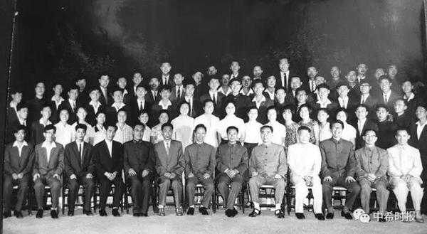 1965年周總理接見留學阿爾巴尼亞的全體留學生，前排左一為李成貴